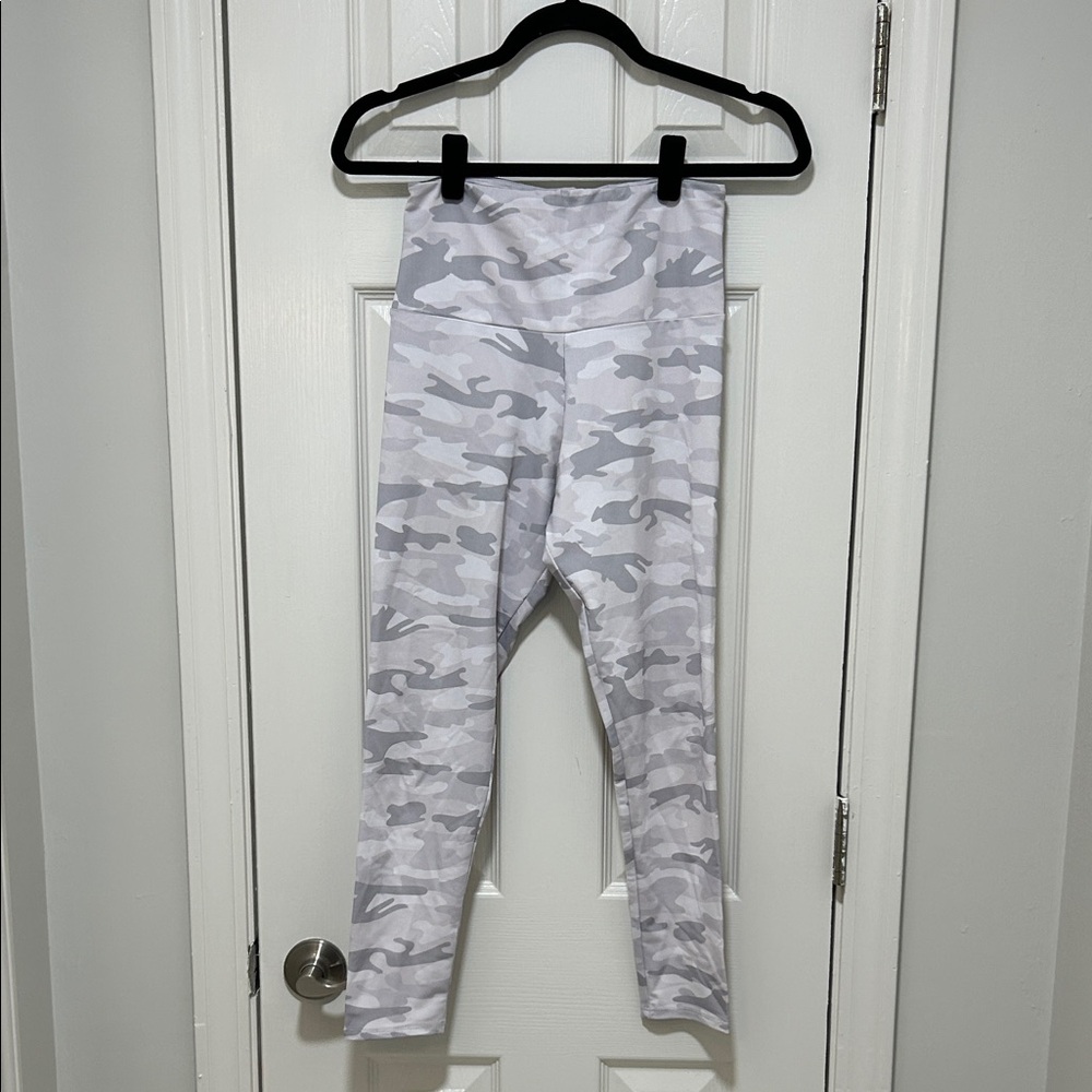 Onzie Flow. White Gray Camo Leggings